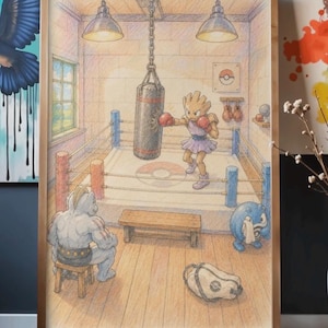 Puede incluir: Una ilustración enmarcada a lápices de colores que muestra un ring de boxeo con una criatura humanoide beige con guantes rojos golpeando un saco negro. Una criatura gris musculosa está sentada en un taburete y una azul sostiene una toalla blanca.