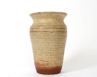 Jarrón antiguo de gres hecho a mano