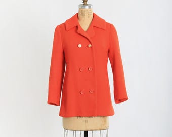 オードリー・ヘプバーンのオレンジウールコート：『ティファニーで朝食