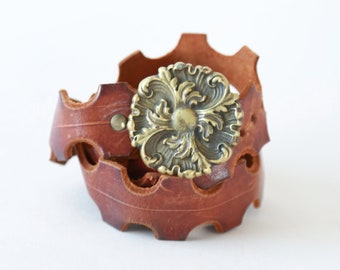 Old Navy Leather Belt Size S Floral Brass Buckle Cognac  display picture 1