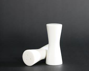 Saleros y pimenteros estilo LaGardo Tackett / Saleros y pimenteros vintage de cerámica blanca con forma de reloj de arena de mediados de siglo