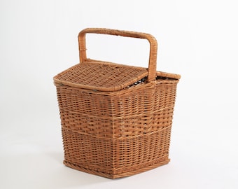 Vintage 1950s whicker picnic basket