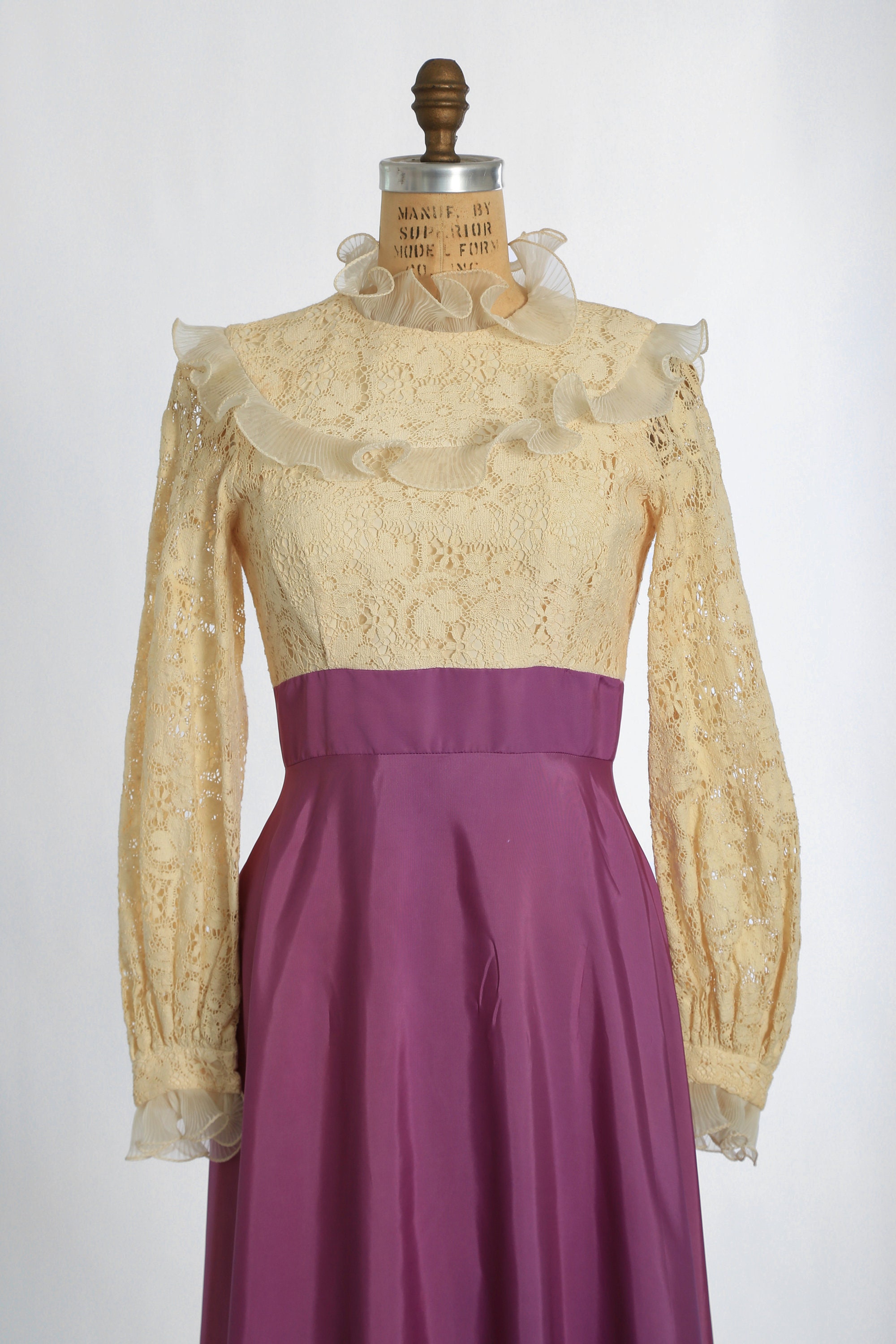 ヴィンデージドレス　vintage 70年代 70年代のヴィンテージアイボリークロシェレースパープルフリルマキシ