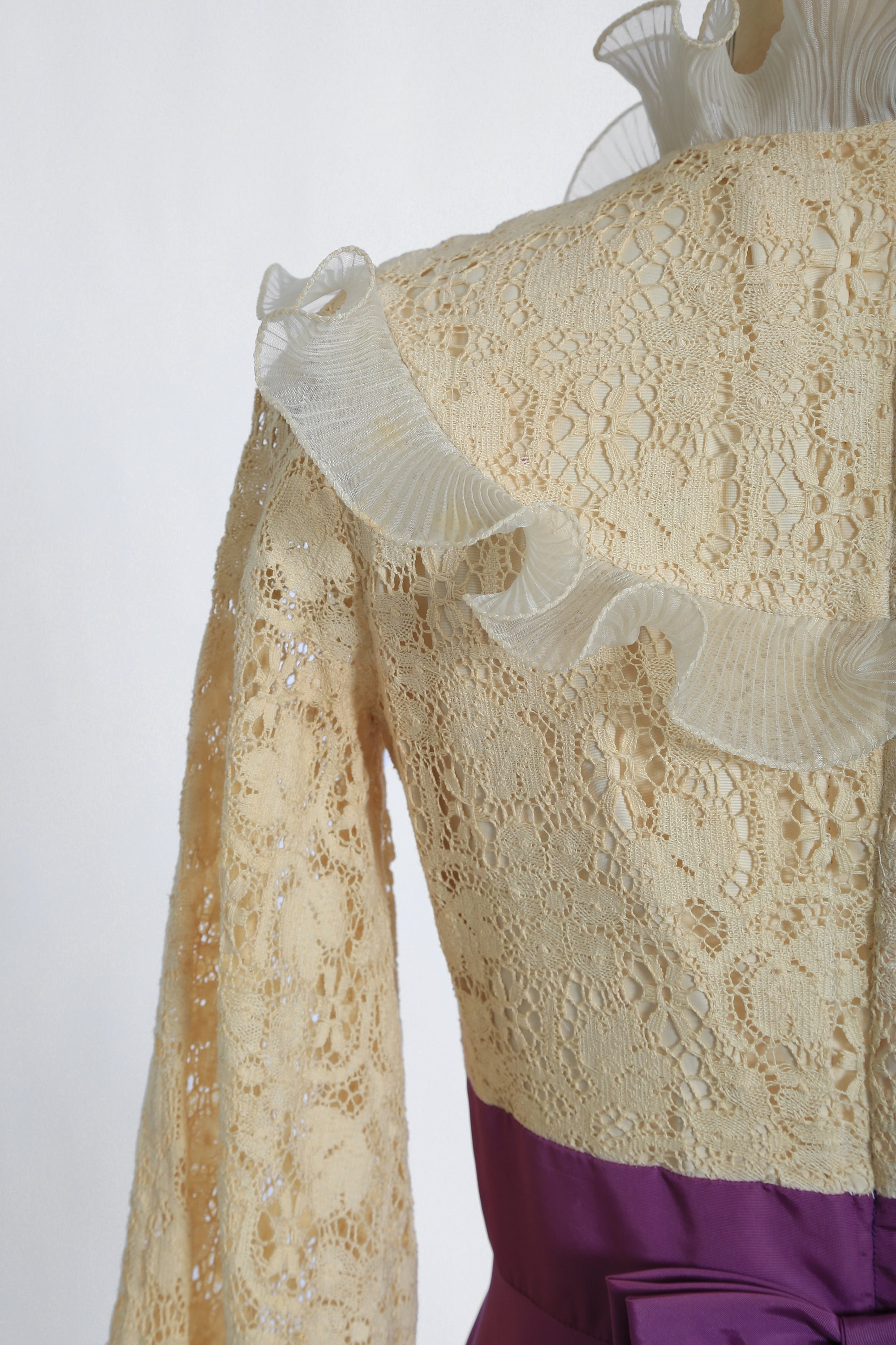 70年代のヴィンテージアイボリークロシェレースパープルフリルマキシ