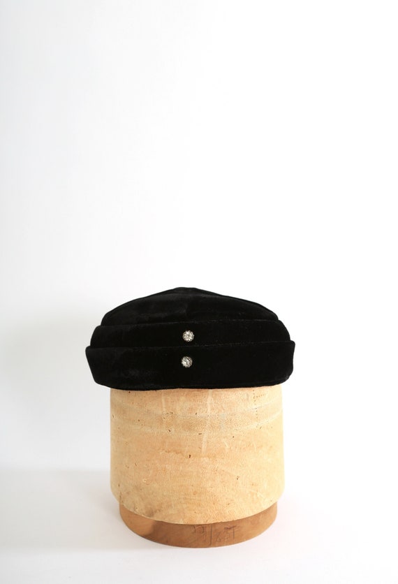 Vintage 50s black velvet rhinestone Beret hat - image 1