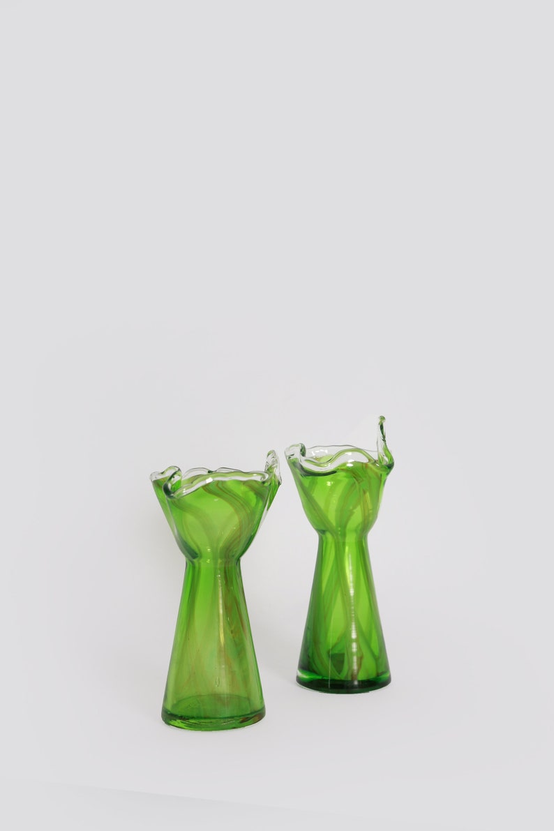 Vintage moderne handgeblazen glazen kandelaarhouders uit het midden van de eeuw Jaren 50 RIES Japan groen glazen kandelaarhouders paar afbeelding 3