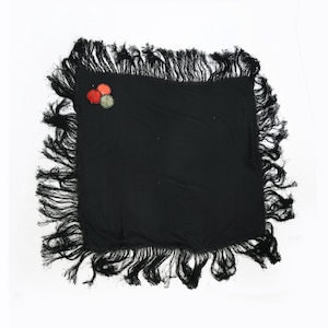 Op de afbeelding: Zwarte sjaal met lange franjes. De vierkante sjaal heeft een cluster van drie geborduurde cirkels in rood, oranje en groen. De sjaal wordt gepresenteerd op een witte achtergrond.