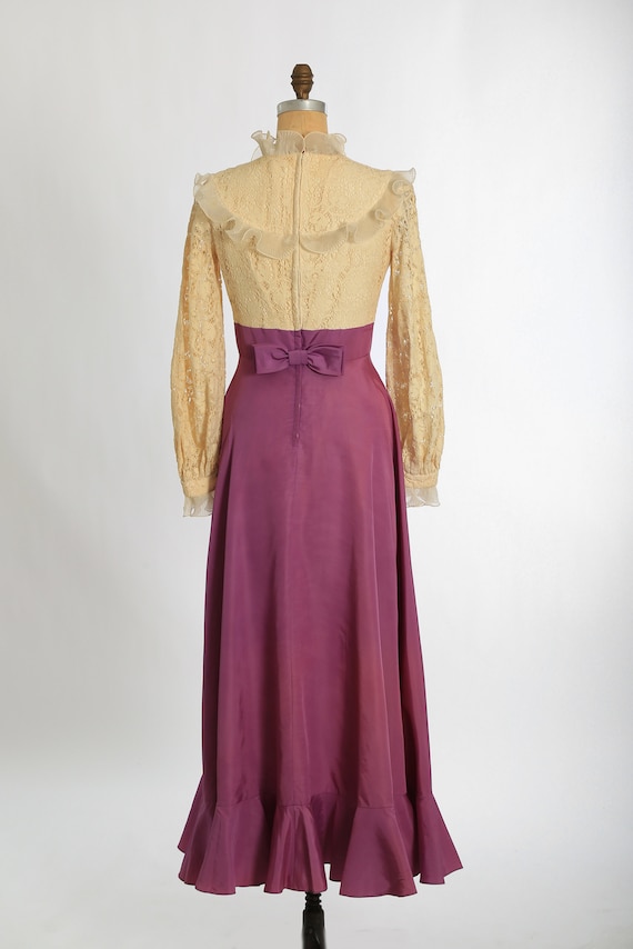 70年代のヴィンテージアイボリークロシェレースパープルフリルマキシ