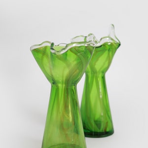 Vintage moderne handgeblazen glazen kandelaarhouders uit het midden van de eeuw Jaren 50 RIES Japan groen glazen kandelaarhouders paar afbeelding 2