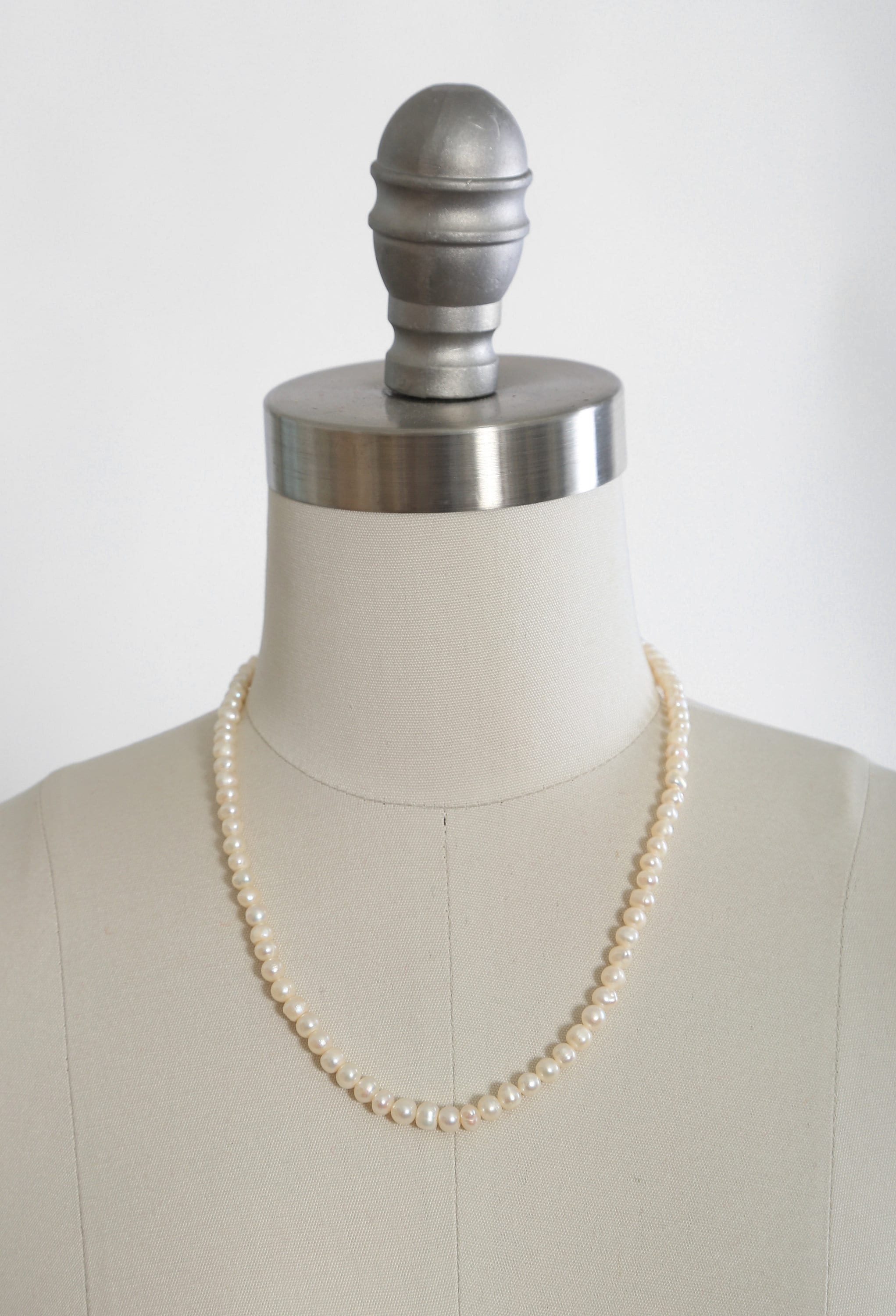 ◆VINTAGE HOLLYWOOD◆ Classic Pearl NecklaceVH25NNNE100V 028 Vintage 1960 Light Cream Cultured Pearl 18 Inch Necklace 14k