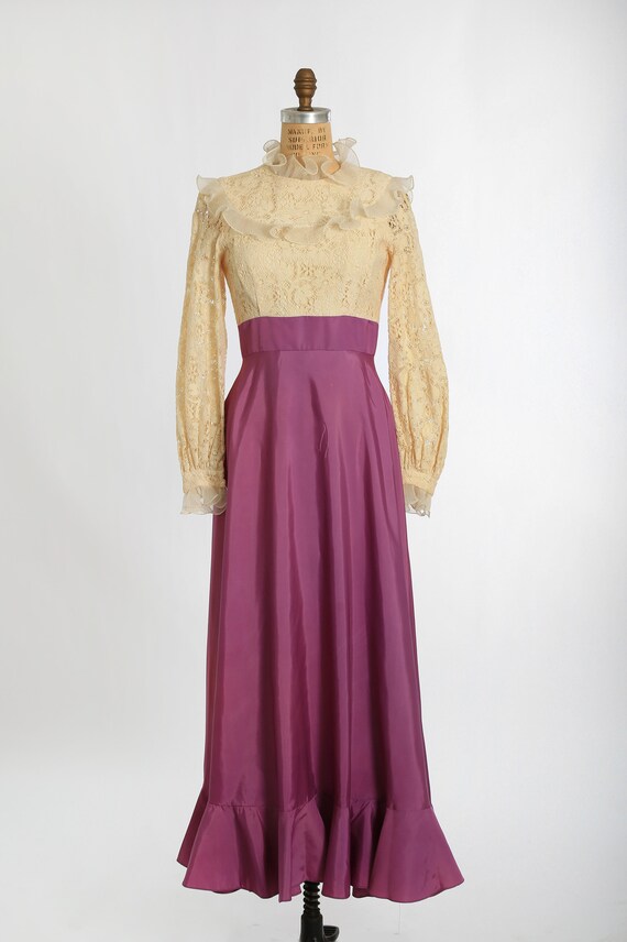 ⭐︎ヴィンテージアイボリーマキシドレス⭐︎ 70年代のヴィンテージアイボリークロシェレースパープルフリルマキシ