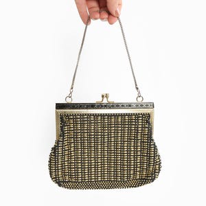 Vintage 1960er Jahre goldene Clutch mit Perlenkette