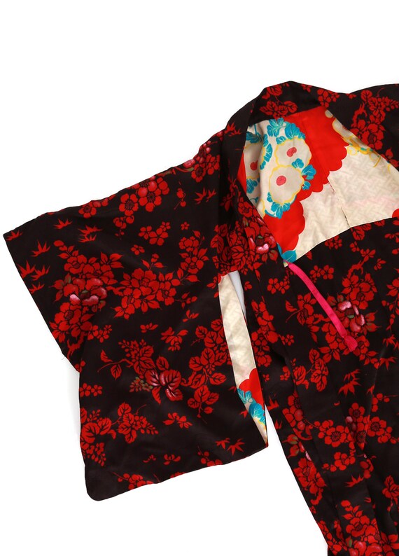 シルク羽織 ヴィンテージ 1940 年代の黒と赤の花柄シルク羽織 シルク羽織 ヴィンテージ 1940 年代の黒と赤の花柄シルク羽織