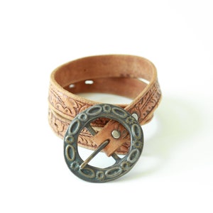 Tooled leather belt | Vintage 70s brass buckle leather acorn belt