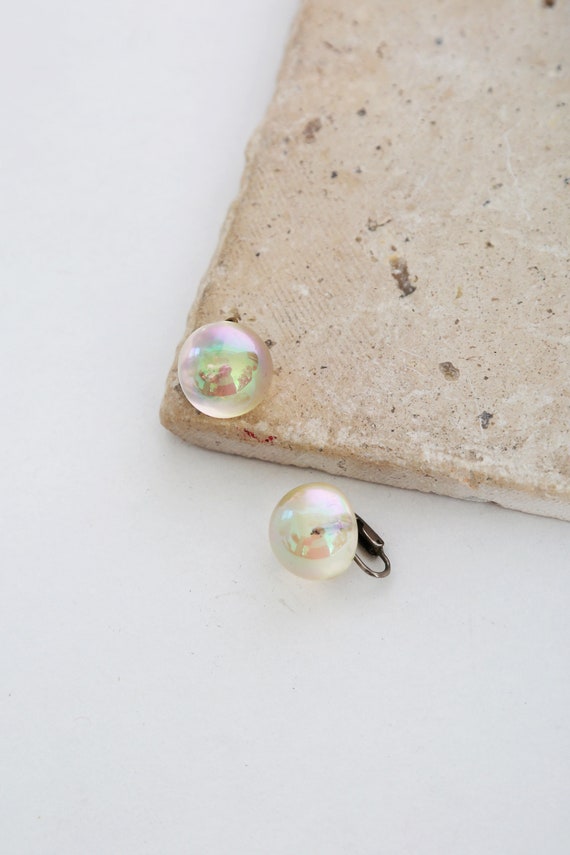 Vintage 1940s Richelieu iridescent clip on earring