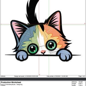 Puede incluir: Una hoja de producción de bordado digital que muestra una ilustración de un gato calicó colorido con grandes ojos verdes, contornos negros y patas apoyadas en una línea horizontal. El documento incluye especificaciones técnicas de 17,32 cm de altura.