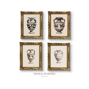 Puede incluir: Un conjunto de cuatro láminas de arte mural enmarcadas con ilustraciones en blanco y negro de jarrones griegos antiguos sobre un fondo crema. Cada lámina está en un marco dorado ornamentado. El texto MOSS & MEADOWS PRINTS aparece debajo.
