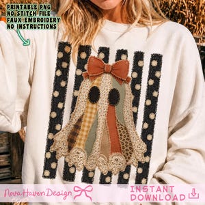 Könnte beinhalten: Ein cremefarbenes Sweatshirt mit einer Grafik eines Geistes aus verschiedenen Stoffmustern wie Karo, Blumen und Leopardenmuster. Der Geist hat eine rostfarbene Schleife, schwarze ovale Augen und Spitzenbesatz. Der Text lautet: PRINTABLE PNG NO STITCH FILE FAUX EMBROIDERY NO INSTRUCTIONS.