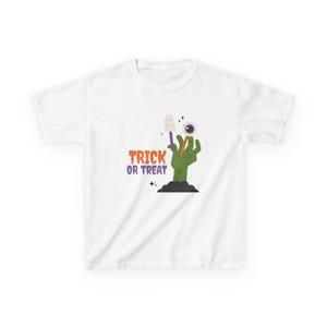 Camiseta infantil con diseño de mano de zombi para pedir dulces / Diseño de dulces espeluznantes de Halloween