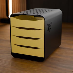 Puede incluir: Una unidad de almacenamiento de escritorio negra con cuatro cajones amarillos. La unidad cuenta con una superficie superior perforada y un pequeño logotipo abstracto oscuro en el panel lateral. Los cajones tienen tiradores curvos y la estructura es rectangular.