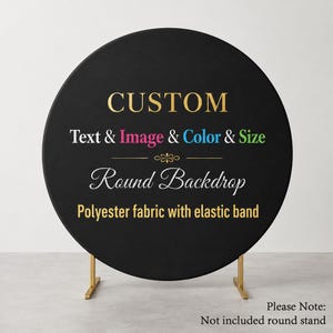 Op de afbeelding: Een ronde achtergrond van polyesterstof met een elastische band, voorzien van gouden tekst met CUSTOM, Round Backdrop en Polyester fabric with elastic band, plus meerkleurige tekst met Text & Image & Color & Size.