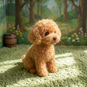 以下が含まれることがあります： カールした毛並みの小さなライトブラウンの犬のフィギュアで、暗い色の目と鼻をしています。犬は直立した姿勢で座っており、羊毛のような質感で、丸みを帯びた耳と柔らかく丸い鼻先が特徴の、細部まで丁寧に作られた置物です。