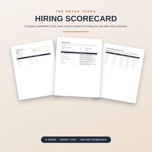 Peut inclure: Un modèle numérique de grille d'évaluation pour le recrutement composé de trois pages blanches avec du texte et des en-têtes bleu foncé. Le titre indique THE BRASS TACKS HIRING SCORECARD. Les pages incluent une grille, un exemple et un suivi.