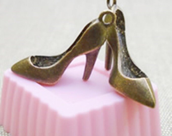 6pc antique bronze finish lady shoe pendant 26x19mm-4802i