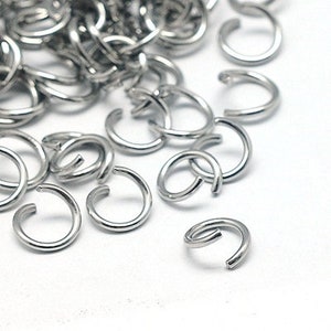 Peut inclure: Un tas de anneaux de saut argentés, un type de composant de bijoux utilisé pour relier les chaînes, les cordons et autres composants de bijoux.