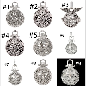 Op de afbeelding: Negen zilveren bedels met ingewikkelde ontwerpen. Elke bedel is een holle bol met een delicaat, opengewerkt patroon. Sommige bedels hebben extra details, zoals een kleine lus of een paar vleugels.