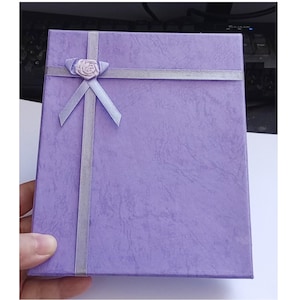 1 boîte en carton à bijoux pour collier
