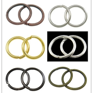 Op de afbeelding: Zes paar springringen in verschillende afwerkingen: koper, zilver, goud, zwart en antiek messing. Elk paar bestaat uit twee verbonden ringen.