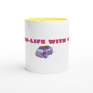 Può includere: Una tazza in ceramica bianca con bordo interno giallo. L'esterno presenta un'illustrazione di un furgone viola con tavole da surf sul tetto e il testo rosa "VAN-LIFE WITH <3" stampato sopra il grafico in un carattere grassetto arrotondato.