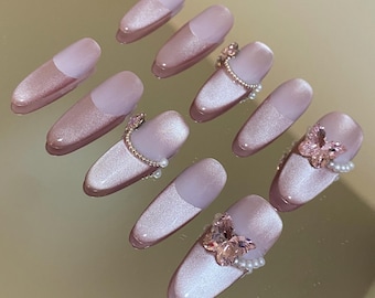 Lila Katzenaugen-Mandel-Press-On-Nägel mit Schmetterlings-Strasssteinen – French-Tip-Glamour-Set
