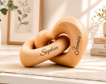 Gepersonaliseerde in elkaar grijpende houten harten, gegraveerd hartbeeldje, cadeau met namen van het stel, jubileumcadeau voor hem en haar, huwelijksherinnering.