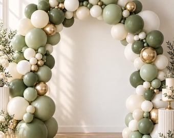 Può includere: Un grande arco di palloncini composto da palloncini di varie dimensioni in verde salvia opaco, crema e oro metallizzato. L'arco è disposto a semicerchio, creando una cornice decorativa con un mix di palloncini rotondi di diverse dimensioni.