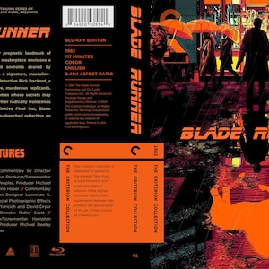 Può includere: Un'edizione Blu-ray di Blade Runner della Criterion Collection. La copertina presenta una scena urbana scura illuminata dai neon, con ombrelli arancioni, una silhouette umana e un grande grafico di un unicorno arancione. Include testo e specifiche.