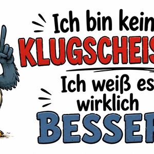 Könnte beinhalten: Ein Cartoon-Vogel mit blauem Gefieder und cremefarbenem Bauch steht mit erhobenem Flügel da. Der Text lautet: Ich bin kein KLUGSCHEISSER! Ich weiß es wirklich BESSER! Der Vogel hat einen gelben Schnabel und orangefarbene Füße mit einem süffisanten Ausdruck.
