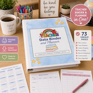 Può includere: Un raccoglitore a tre anelli bianco con copertina color acquerello azzurro decorata con un arcobaleno, una mela e libri. Il testo riporta Teacher Data Binder and Planner, Student Data, Assessment, Attendance, Records. Include 73 pagine uniche.