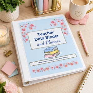 Könnte beinhalten: Ein weißer Ringordner mit hellblauem Einband, verziert mit rosa Blumenmotiven, einer Illustration von drei gestapelten Büchern und dem Text Teacher Data Binder and Planner, Student Data, Assessment, Attendance, Records.