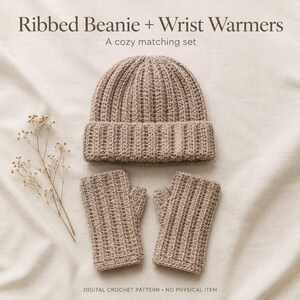 Könnte beinhalten: Eine beigefarbene gerippte Mütze und ein Paar passende fingerlose Handgelenkwärmer. Der Text Ribbed Beanie + Wrist Warmers A cozy matching set und DIGITAL CROCHET PATTERN NO PHYSICAL ITEM ist zusammen mit einem getrockneten Blumenzweig zu sehen.