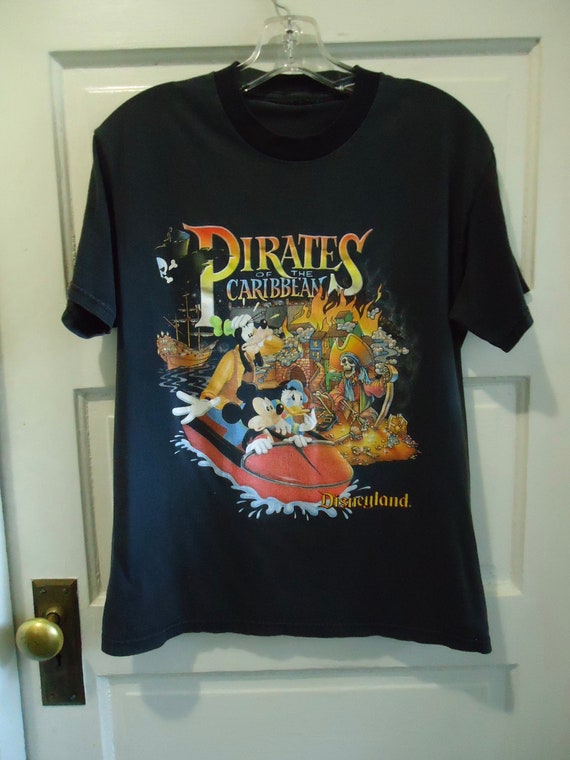 90s Disney PIRATE OF CARIBBEAN Tシャツ Vintage 90s Disney Pirates of the Caribbean Dead Men Tell No