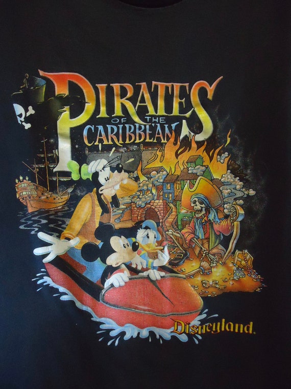 90s Disney PIRATE OF CARIBBEAN Tシャツ Vintage 90s Disney Pirates of the Caribbean Large AOP Shirt