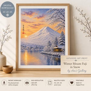 以下が含まれることがあります： 日の出の雪に覆われた富士山を描いた額装されたデジタルアートプリント。オレンジと黄色の空を映す穏やかな湖、雪をかぶった松の木、小さな伝統的な建物が特徴です。日本語の書道が描かれています。