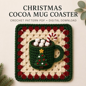 Puede incluir: Un posavasos cuadrado de ganchillo con un borde de granny square color crema con detalles en verde oscuro y rojo. En el centro, una aplicación de taza verde oscuro con un árbol de Navidad, malvaviscos blancos y un bastón de caramelo rojo y blanco. Texto: CHRISTMAS COCOA MUG COASTER CROCHET PATTERN PDF • DIGITAL DOWNLOAD.