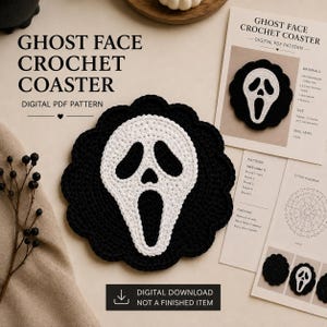 Puede incluir: Un posavasos de ganchillo redondo en blanco y negro con un diseño de Ghost Face. El posavasos se muestra junto a un documento de patrón PDF digital impreso titulado Ghost Face Crochet Coaster, que incluye instrucciones y un diagrama de puntos.
