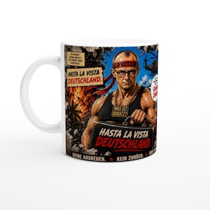 Puede incluir: Una taza de cerámica blanca con una ilustración gráfica de una persona musculosa con una cinta roja en la cabeza que dice FRITZE, gafas y una camiseta negra sin mangas con una cadena de oro. El texto dice HASTA LA VISTA DEUTSCHLAND y WAS IST BUBATZ.