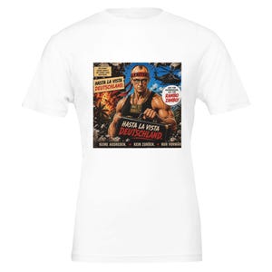 Puede incluir: Una camiseta blanca con un estampado gráfico de una figura musculosa que lleva gafas y una cinta en la cabeza con el texto 'FRITZE'. El diseño incluye el texto 'HASTA LA VISTA DEUTSCHLAND', 'WAS IST BUSATZ?', 'RAMBO ZAMBO!' y 'KEINE AUSREDEN. KEIN ZURÜCK. NUR VORWÄR'.