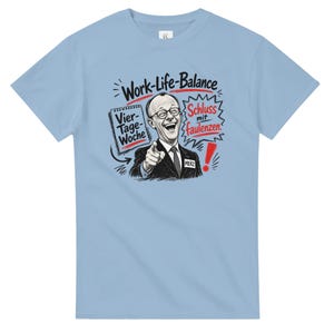 Puede incluir: Una camiseta azul claro con una ilustración gráfica de un hombre con traje señalando hacia adelante. El texto dice Work-Life-Balance, Vier-Tage-Woche y Schluss mit faulenzen. El hombre lleva gafas y una etiqueta con el nombre Merz.