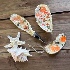 Set de regalo artesanal para botella de vino con diseño floral en concha de ostra / Tapón de vino con técnica de decoupage y adorno para botella a juego / Decoración de bar estilo cabaña costera